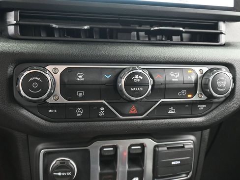 Used 2025 Jeep Wrangler Sport image 20