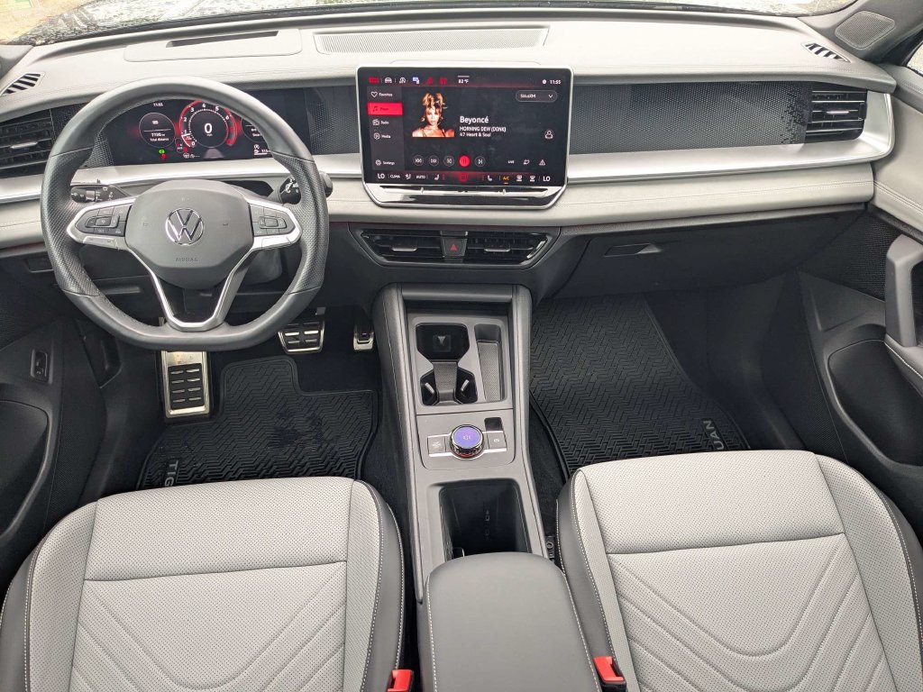 Certified 2026 Volkswagen Tiguan SE R-Line FWD image 21