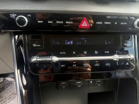 Used 2023 Kia Carnival EX FWD image 27