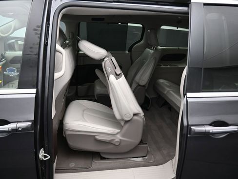 Used 2021 Chrysler Pacifica Touring-L FWD image 48