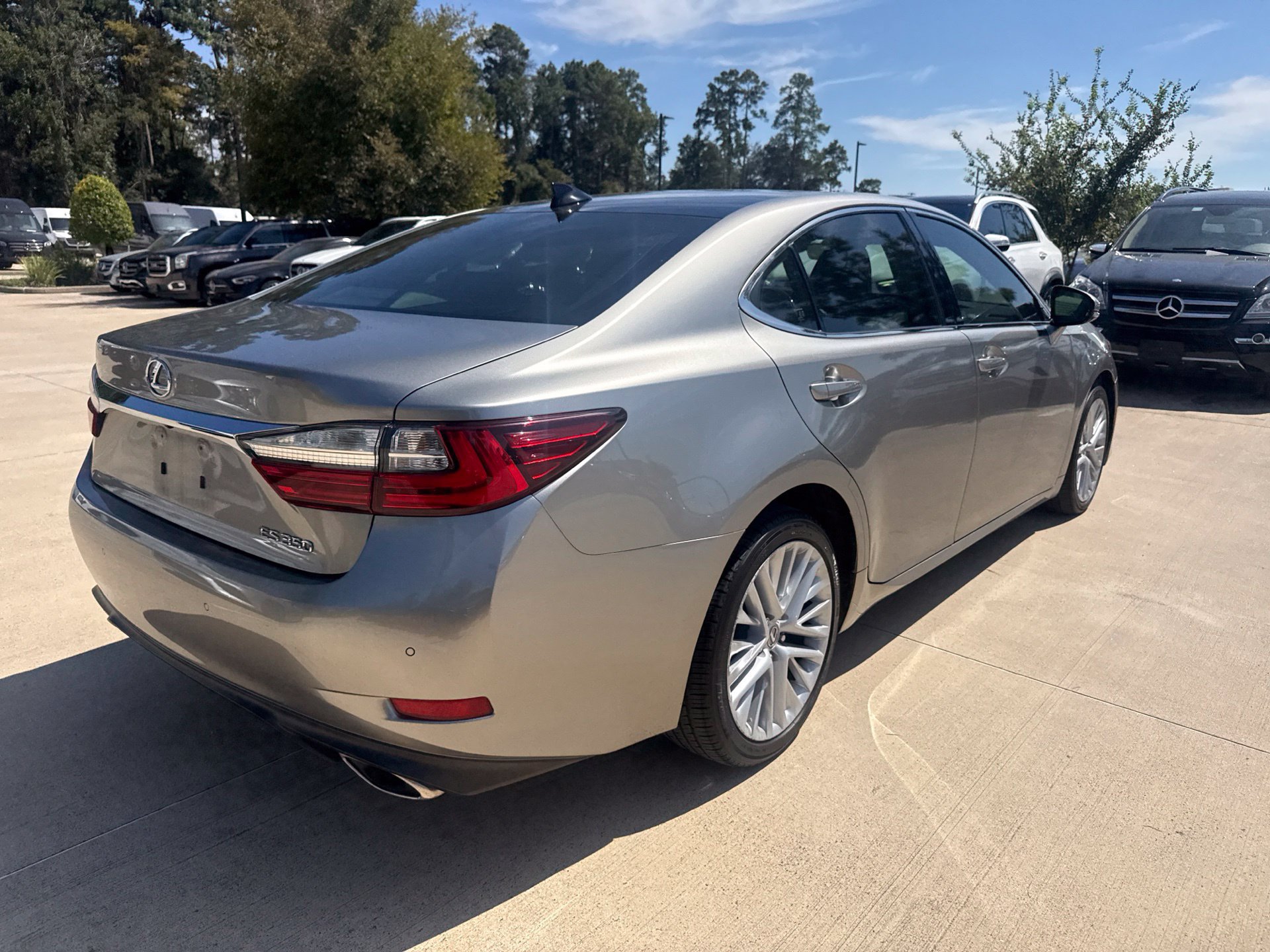 Used 2017 Lexus ES 350 w/ Ultra Luxury Package FWD image 4