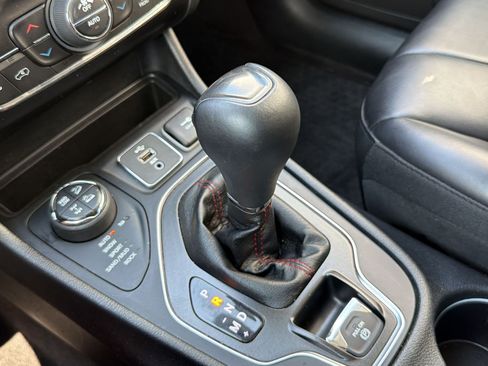 Used 2019 Jeep Cherokee Trailhawk w/ Comfort/Convenience Group AWD/4WD image 15