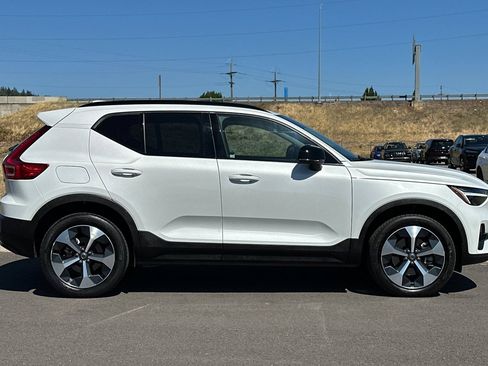 Used 2023 Volvo XC40 B5 Plus w/ Protection Package Premier AWD/4WD image 2