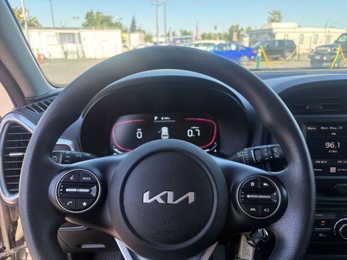 Used 2025 Kia Soul LX w/ LX Technology Package FWD image 25