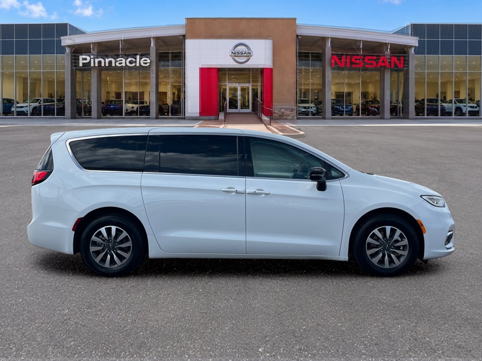 Used 2024 Chrysler Pacifica Limited FWD image 6