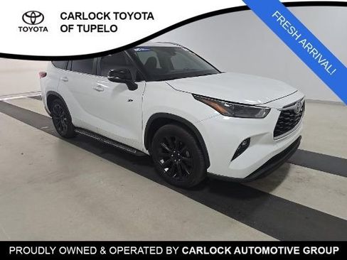 Used 2023 Toyota Highlander XLE FWD image 3