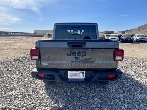 Used 2025 Jeep Gladiator Sport AWD/4WD image 4