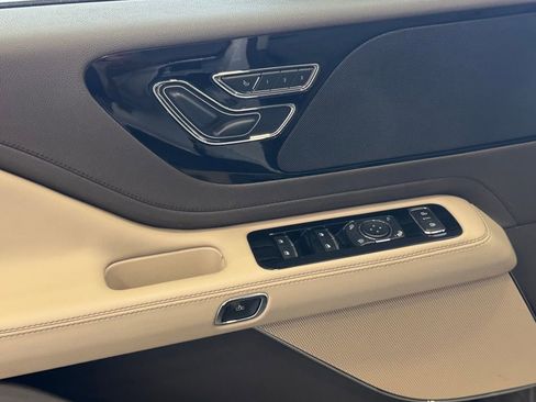 Used 2023 Lincoln Aviator AWD w/ Premium Package image 14