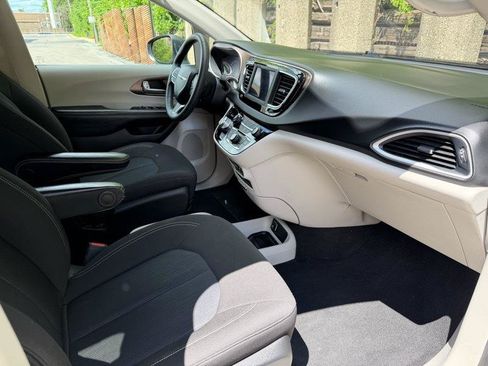 Used 2020 Chrysler Voyager L FWD image 20