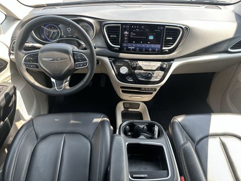 Used 2023 Chrysler Pacifica Touring-L FWD image 18