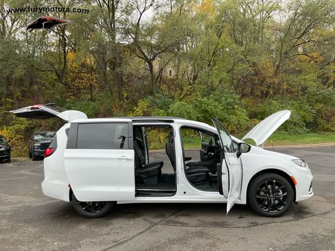 New 2026 Chrysler Pacifica Limited w/ S Appearance Package image 39