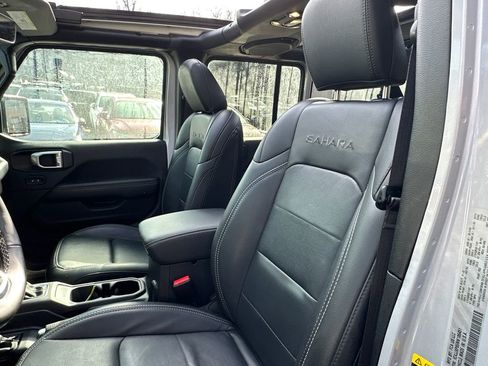 Used 2022 Jeep Wrangler Unlimited Sahara w/ Cold Weather Group image 19