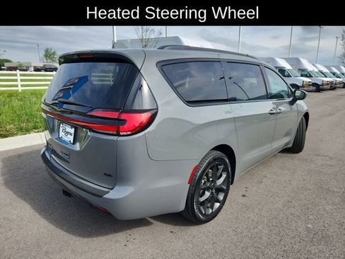 Used 2021 Chrysler Pacifica Touring-L AWD/4WD image 9