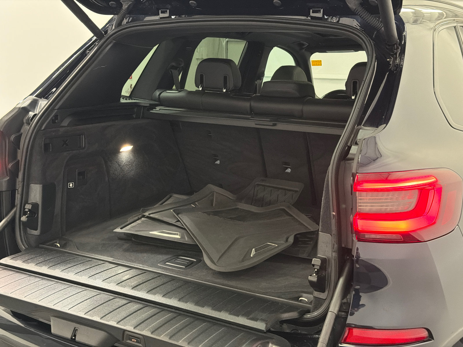 Used 2023 BMW X5 xDrive40i w/ M Sport Package AWD/4WD image 8