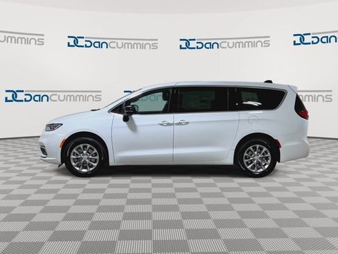 New 2026 Chrysler Pacifica Select AWD/4WD image 5