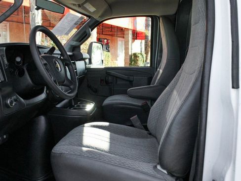 Used 2016 Chevrolet Express 4500 w/ Chrome Appearance Package RWD image 16