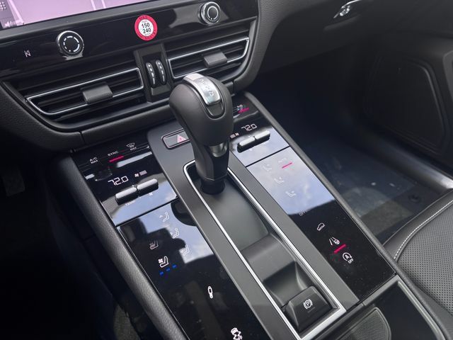 Certified 2026 Porsche Macan Turbo AWD/4WD image 22