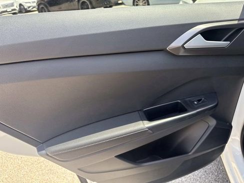 New 2026 Volkswagen Taos SE FWD image 9