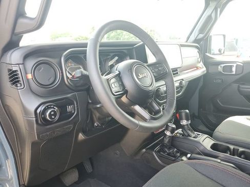 Used 2025 Jeep Gladiator Rubicon w/ Convenience Group AWD/4WD image 19