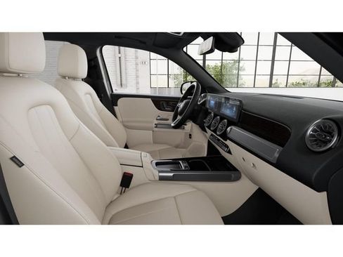 Used 2026 Mercedes-Benz GLB 250 4MATIC image 4