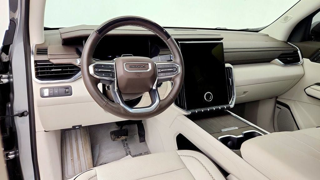 Used 2025 GMC Acadia Denali w/ Super Cruise Package FWD image 11