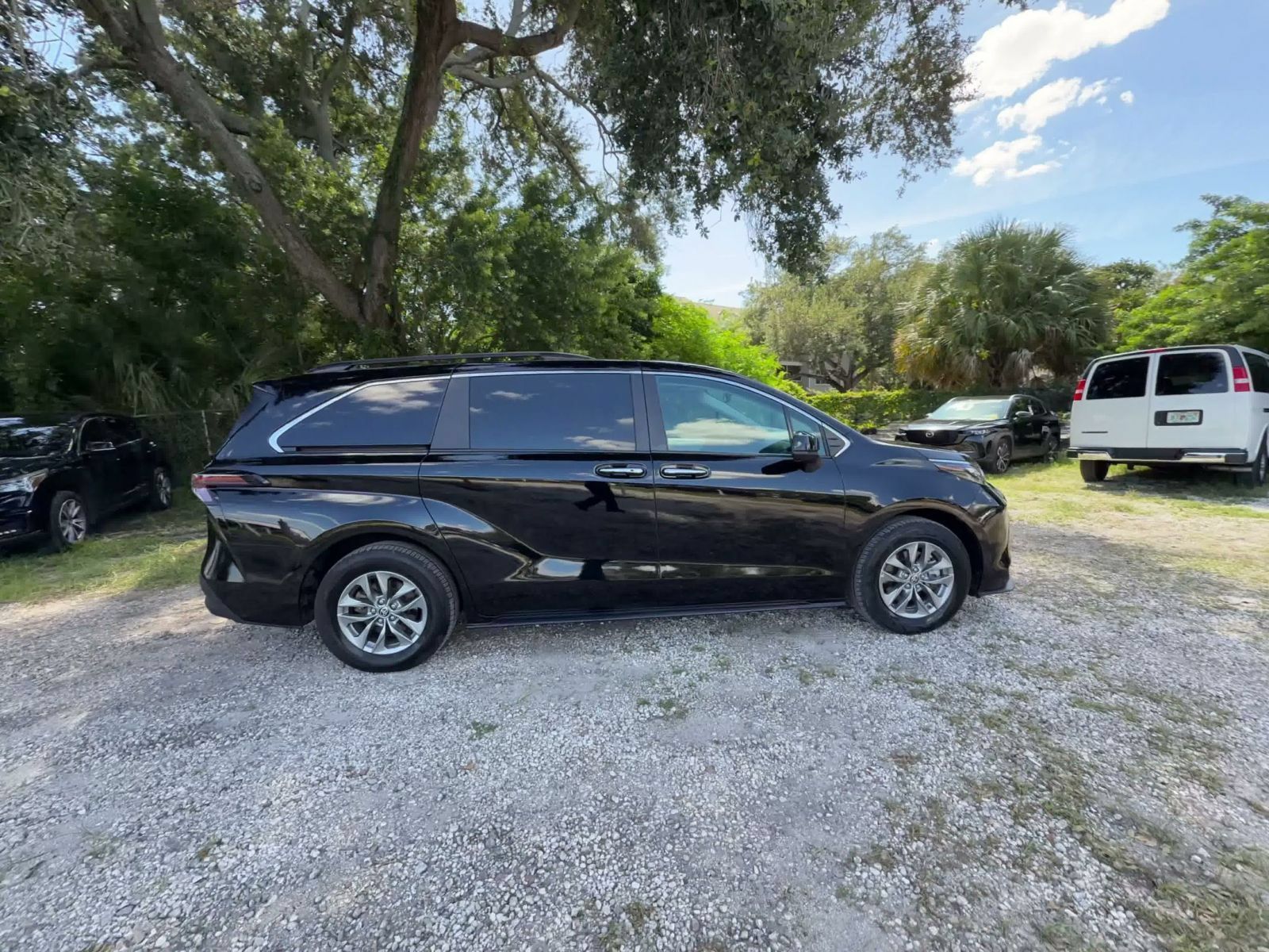 Used 2025 Toyota Sienna XLE FWD image 15