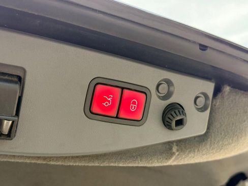 Used 2011 Mercedes-Benz SL 550 image 14
