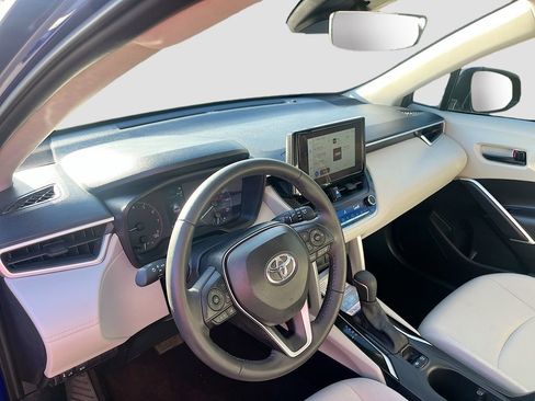 Used 2025 Toyota Corolla Cross LE FWD image 9
