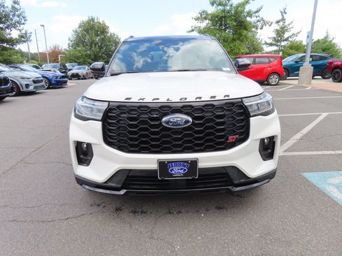 Used 2025 Ford Explorer ST AWD/4WD image 2
