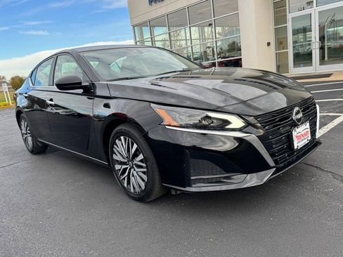 Used 2024 Nissan Altima 2.5 SV image 2