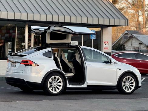 Used 2019 Tesla Model X 75D image 8