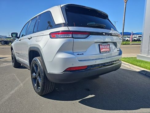 New 2025 Jeep Grand Cherokee Limited w/ Black Appearance Package image 18