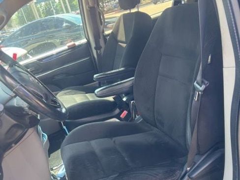 Used 2017 Dodge Grand Caravan SE FWD image 12
