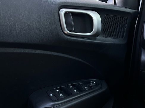 Used 2025 Hyundai Venue SEL image 21