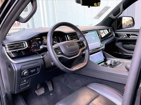 Used 2023 Jeep Grand Wagoneer Series II image 4