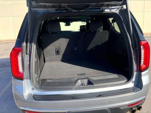 Used 2023 GMC Yukon XL Denali w/ Advanced Technology Package image 4