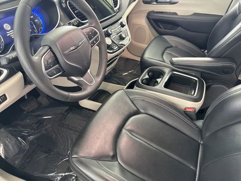 Used 2023 Chrysler Pacifica Touring-L FWD image 24