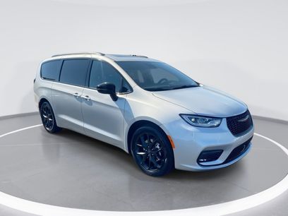 New 2026 Chrysler Pacifica Select