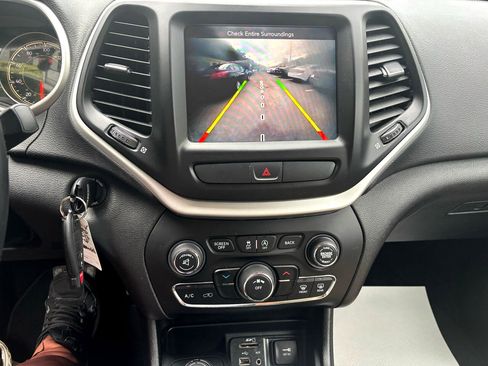 Used 2017 Jeep Cherokee Latitude w/ Comfort & Sound Group image 10