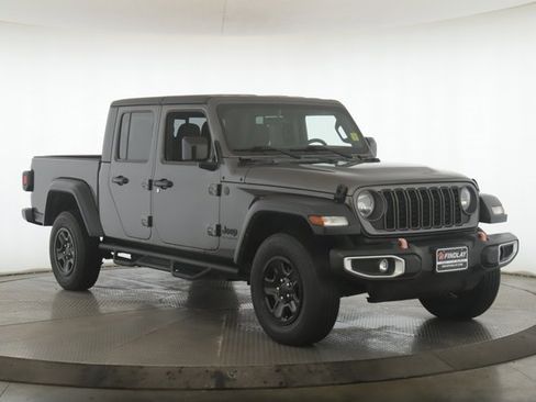 Used 2024 Jeep Gladiator Sport image 2