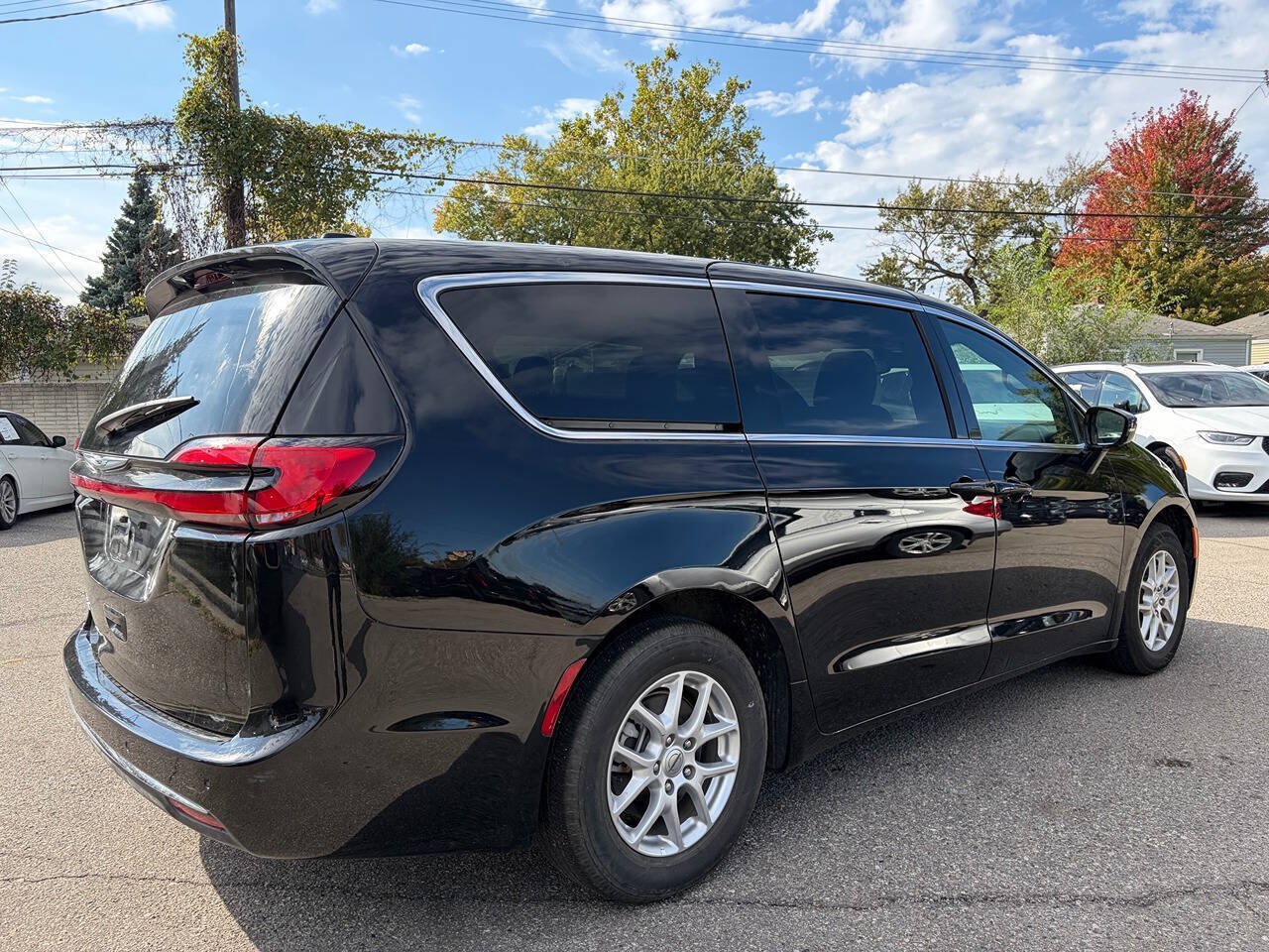 Used 2025 Chrysler Pacifica Select FWD image 5