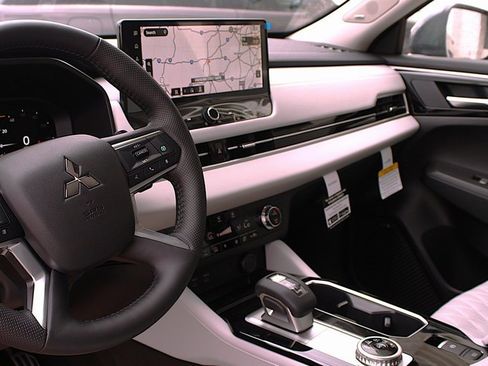 New 2025 Mitsubishi Outlander SEL image 3