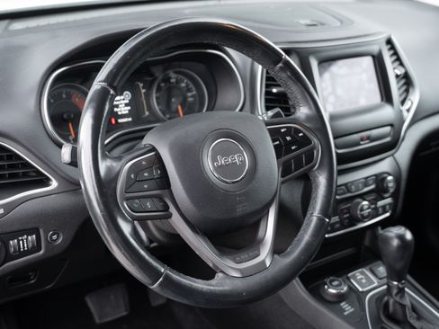 Used 2019 Jeep Cherokee Latitude Plus w/ Comfort/Convenience Group image 9