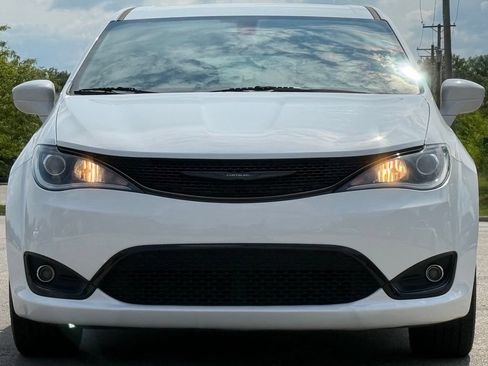 Used 2020 Chrysler Pacifica Touring w/ S Appearance Package FWD image 9
