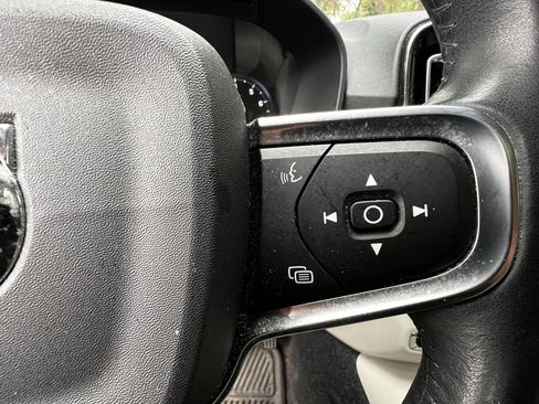 Used 2021 Volvo XC40 T5 Momentum w/ Protection Package Premier AWD/4WD image 19