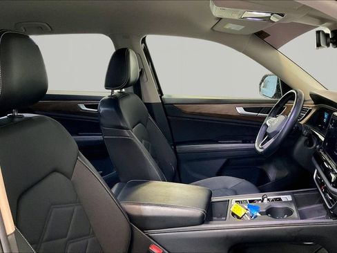 Used 2024 Volkswagen Atlas SE image 31