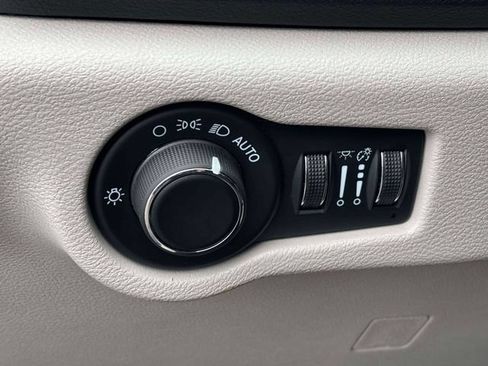 Used 2024 Chrysler Voyager LX FWD image 10