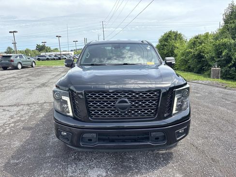 Used 2019 Nissan Titan SV w/ SV Convenience Package RWD image 2