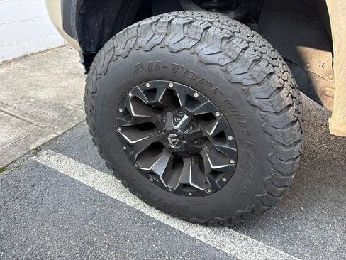Used 2019 Toyota Tacoma TRD Sport AWD/4WD image 9