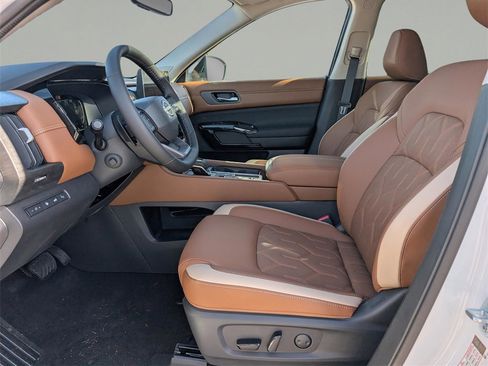New 2026 Nissan Pathfinder Platinum image 18